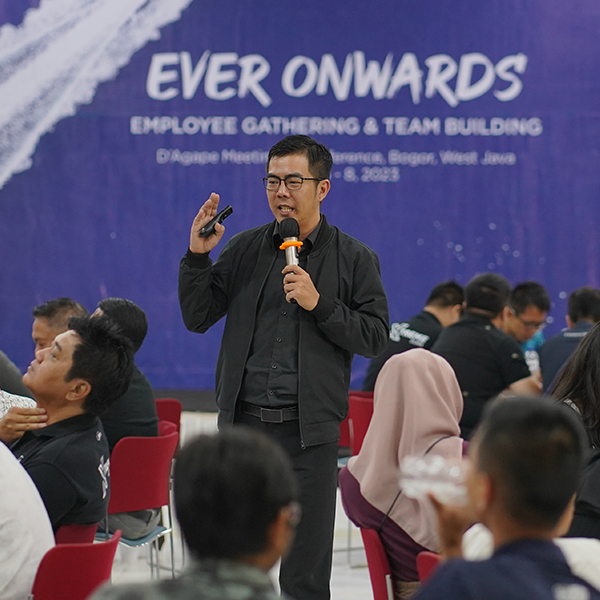 Motivator Surabaya membawakan materi peningkatan produktivitas di acara perusahaan