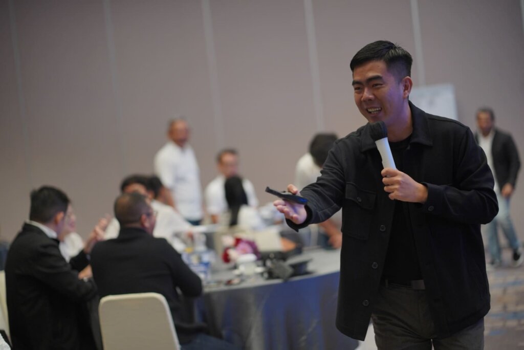 Motivator Surabaya membakar semangat peserta di event motivasi wilayah Jawa Timur